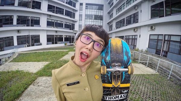 Ini Phopi, PNS Kekinian yang Hobi Main Skateboard dan Viral