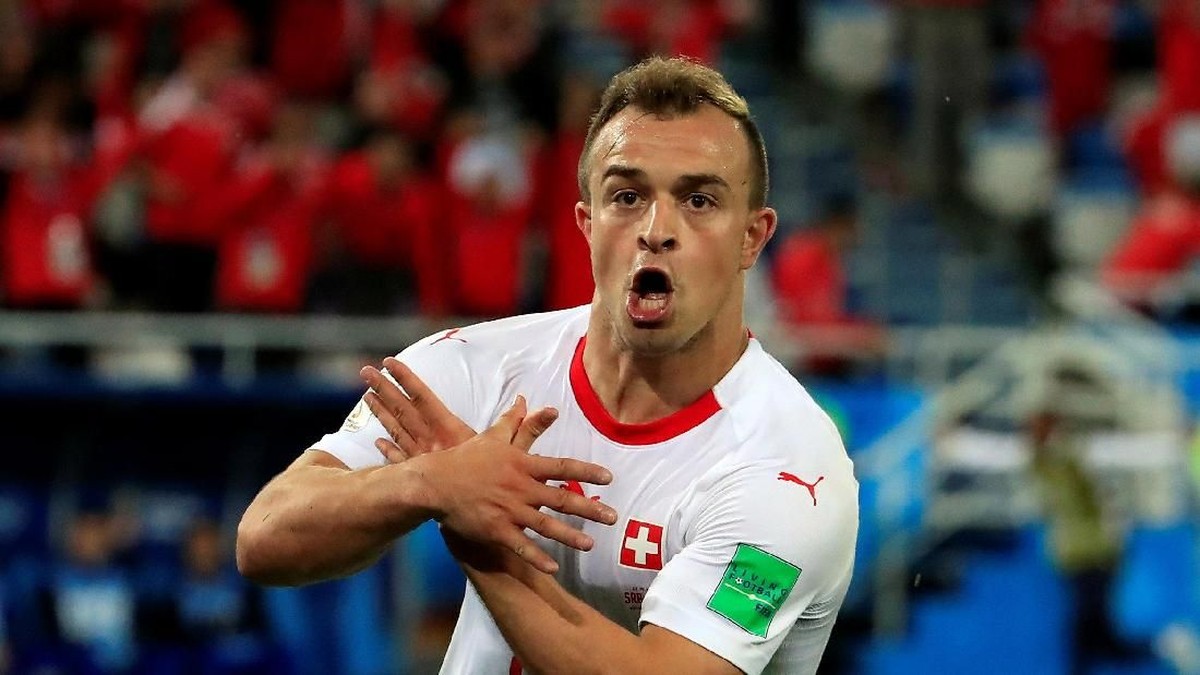Xherdan Shaqiri melakukan perayaan gol dengan menautkan jari-jemarinya. (Gonzalo Fuentes/Reuters)