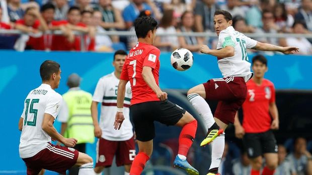 Pertahanan timnas Korea Selatan langsung dibikin kerepotan menghadapi permainan apik Meksiko. (