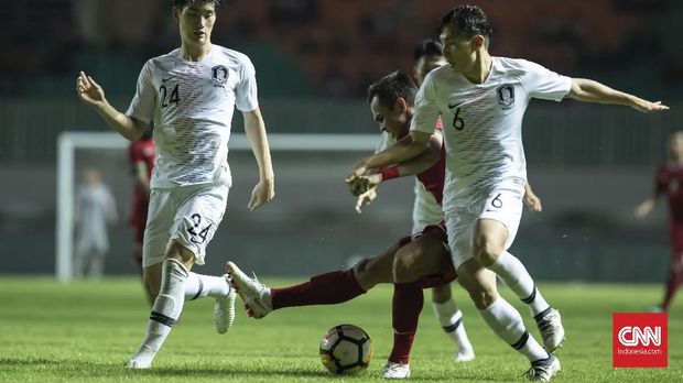 Pemain timnas Indonesia U-23 dijaga ketat dua pemain Timnas Korea Selatan U-23, di Stadion Pakansari, Bogor, Sabtu (23/6).