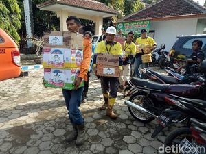 Bantuan untuk Korban Banjir Bandang di Banyuwangi Mengalir Bantuan untuk Korban Banjir Bandang di Banyuwangi Mengalir