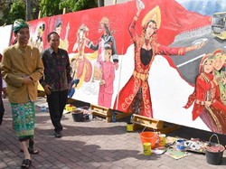 Jokowi Tutup Kunjungan Kerja di Bali dengan Pawai Kesenian