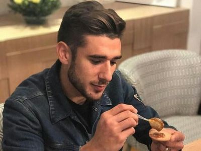 10 Pose Makan Si Ganteng Eduardo Salvio Ini Bisa Bikin Gagal Fokus!