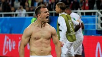 Tak cukup begitu saja, Shaqiri kemudian melepas baju dalam perayaan gol penentu kemenangan Swiss itu. (Foto: Gonzalo Fuentes/Reuters)