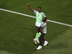 Ahmed Musa merayakan kemenagan Nigeria bersama timnya. REUTERS/Sergio Perez.
