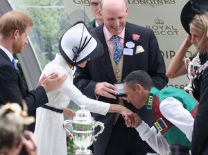 Tangan Meghan Markle Dicium Pria Asing, Begini Reaksi Pangeran Harry