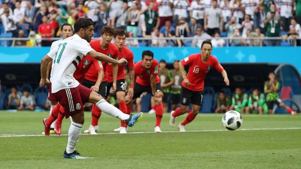 Meksiko unggul 1-0 atas Korea Selatan berkat gol penalti Carlos Vela. (