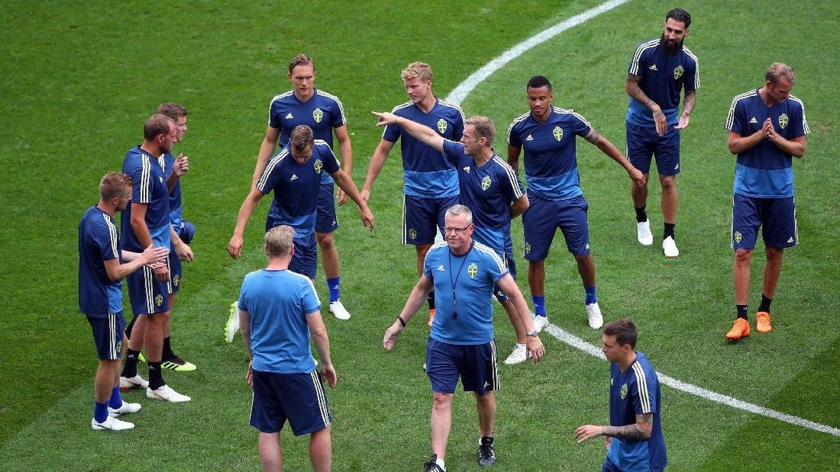 Sesi latihan timnas Swedia, yang punya optimisme tersendiri untuk menghadapi Jerman (Foto: Hannah McKay/Reuters)