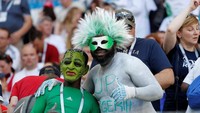 Pendukung Nigeria ini menggunakan topeng dan rambut palsu untuk memeriahkan tampilannya saat mendukung timnas kebanggaannya. Istimewa/Toru Hanai/Reuters.