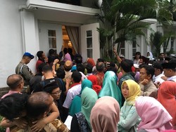 Warga Antre Hadiri Open House Anies di Rumah Dinas