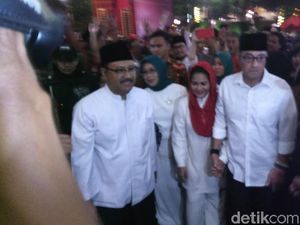 Gus Ipul-Puti Tiba di Venue Debat Bersama Pasangan Masing-masing