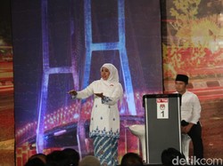 Khofifah Nyoblos di Surabaya, Emil Berikan Hak Suara di Trenggalek