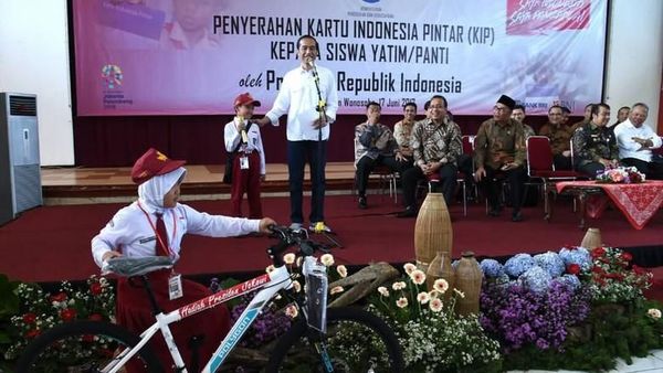 Momen Jokowi Bagi-bagi Sepeda hingga Kini Tak Laku Lagi