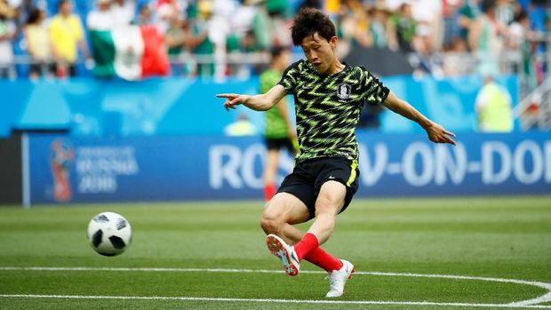 Pemain Korea Selatan Lee Jae-sung saat melakukan pemanasan.