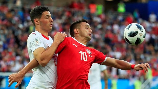 Dusan Tadic berkontribusi besar menciptakan sejumlah peluang untuk Serbia. (
