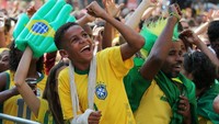 Meskipun tangan sedang cedera tak menghalangi suporter cilik ini untuk menonton laga pertandingan Brasil yang berhasil tundukkan Kosta Rika. Sergio Moraes/Reuters.