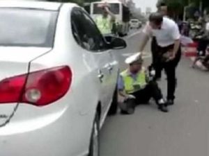 Demi Dapat Uang, Polisi di China Tabrakkan Diri ke Mobil