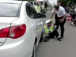 Demi Dapat Uang, Polisi di China Tabrakkan Diri ke Mobil