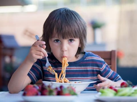 7 Kebiasaan Simpel Orang Tua yang Bantu Anak Lahap Makan