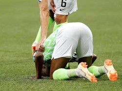 Dia bersujud. REUTERS/Toru Hanai.