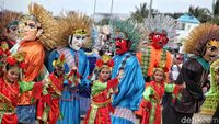 Parade Ondel-ondel Ramaikan HUT DKI Jakarta
