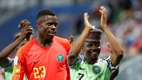 Ahmed Musa memakai kopiah usai Nigeria menang 2-10 atas Islandia. REUTERS/Toru Hanai.