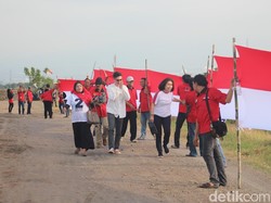 Relawan Taruna Merah Putih Kibarkan Bendera di Tanggul Lumpur Lapindo