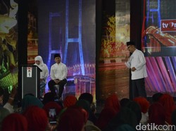 Dipaksa Jawab Pakai Bahasa Jawa, Khofifah dan Gus Ipul Berlepotan