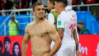 Dengan perayaan gol pamer tubuh kekar, Shaqiri bergabung dengan sejumlah pemain top lain yang juga pernah melakukannya. (Foto: Gonzalo Fuentes/Reuters)