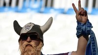 Salah seorang prajurit Bangsa Viking datang mendukung timnas Islandia saat bertanding melawan Nigeria. Istimewa/Nicolas Asfouri/AFP/Getty Images.