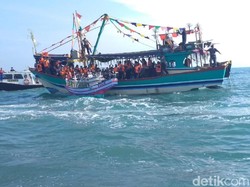 Tradisi Lomban, Nelayan Jepara Larung Kepala Kerbau di Laut