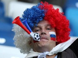 Sedangkan suporter Serbia terlihat menggunakan rambut palsu dan membawa terompet kecil saat mendukung timnas fevoritnya. Istimewa/Gonzalo Fuentes/Reuters.