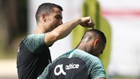 Ronaldo bahkan sempat mengisengi Ricardo Quaresma dengan menunjuk-nunjuk atas kepala rekannya seraya menyeringai. Apa kira-kira yang ia katakan ya? (Foto: Axel Schmidt/Reuters)
