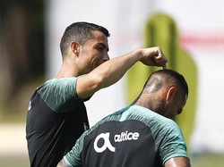 Ronaldo bahkan sempat mengisengi Ricardo Quaresma dengan menunjuk-nunjuk atas kepala rekannya seraya menyeringai. Apa kira-kira yang ia katakan ya? (Foto: Axel Schmidt/Reuters)