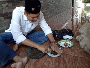 Intip Keseruan Dedi Mulyadi Ketika Makan Pecel hingga Ngulek Sambal Rujak