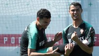 Di Madrid, Pepe sebagai bek bertindak bagaikan tukang pukul tim berkat gayanya yang lugas. Sedangkan Ronaldo adalah tukang cetak golnya. Foto: Albert Gea/Reuters