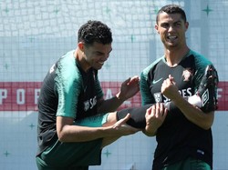 Tak melulu serius, senyuman juga ditebar Ronaldo dalam latihan. Tampak ia bercengkerama dengan Pepe, mantan rekan setimnya di Real Madrid. (Foto: Albert Gea/Reuters)