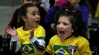 Anak-anak kecil pun terlihat antusias ikut menonton pertandingan Brasil melawan Kosta Rika. Paulo Whitaker/Reuters.