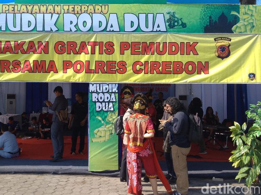 Pemudik Santap Gratis Makanan Khas Cirebon di Posko Polisi