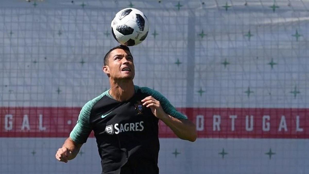 Cristiano Ronaldo punya karier mengilap penuh dengan trofi dan pencapaian individu (Foto: FRANCISCO LEONG/AFP)