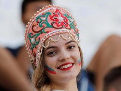Cantiknya pendukung Islandia menggunakan baju tradisional khas negara tersebut. Istimewa/Toru Hanai/Reuters.