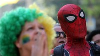 Ada Spiderman ikut nonton bareng saat laga pertandingan antara Brasil kontra Kosta Rika. Istimewa/Sergio Moraes/Reuters.