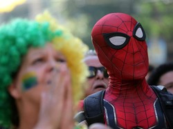 Ada Spiderman ikut nonton bareng saat laga pertandingan antara Brasil kontra Kosta Rika. Istimewa/Sergio Moraes/Reuters.