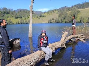 Birunya Ranu Kumbolo yang Membuatku Gila Birunya Ranu Kumbolo yang Membuatku Gila