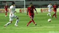 Para pemain muda Indonesia menggepur pertahanan Korea Selatan.