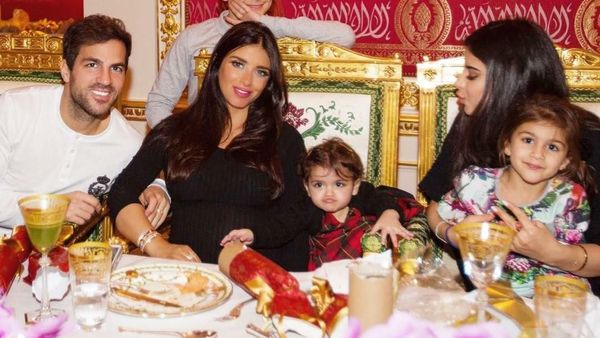 Menikah Bulan Lalu, Begini Kemesraan Cesc Fabregas dan Keluarga saat Makan Bareng