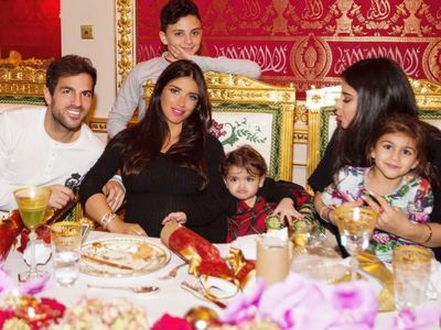 Menikah Bulan Lalu, Begini Kemesraan Cesc Fabregas dan Keluarga saat Makan Bareng