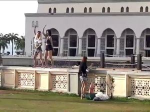 Video Viral Turis Joget di Depan Masjid Kinabalu Bikin Geger