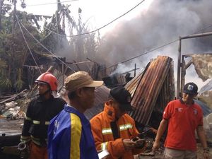 Kebakaran Landa Permukiman di Kedoya