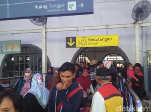 Stasiun Pasar Senen Masih Ramai Dipadati Pemudik Arus Balik
